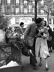 "Les amoureux aux poireaux", 30 x 40 cm. 1950 - 
© Atelier Robert Doisneau  - doisneau