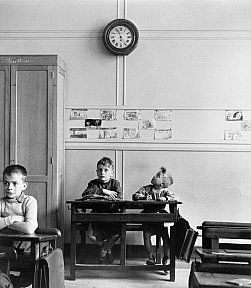 "Le cadran scolaire" (école de la rue Buffon, Paris), 30 x 40 cm. 1956 - 
© Atelier Robert Doisneau  - doisneau